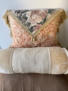 Bundle of two Decorative Floral & Damask Throw Pillow Set in Pink and Cream